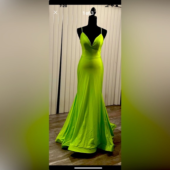 ellie wilde Dresses & Skirts - Prom dress
